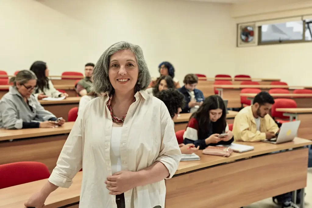 docente durante una lezione in classe