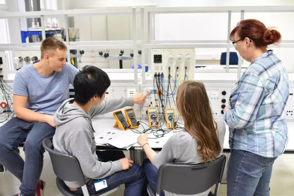 denuncia di UIL Scuola RUA a Strasburgo: docenti in laboratorio