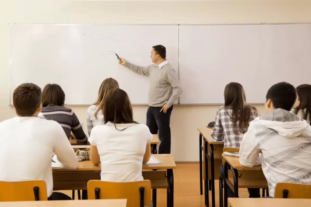 Concorso straordinario requisiti equiparazione tra scuole statali e paritarie