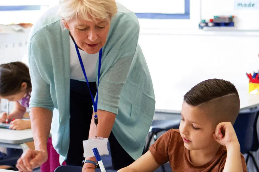 docente di sostegno con un alunno