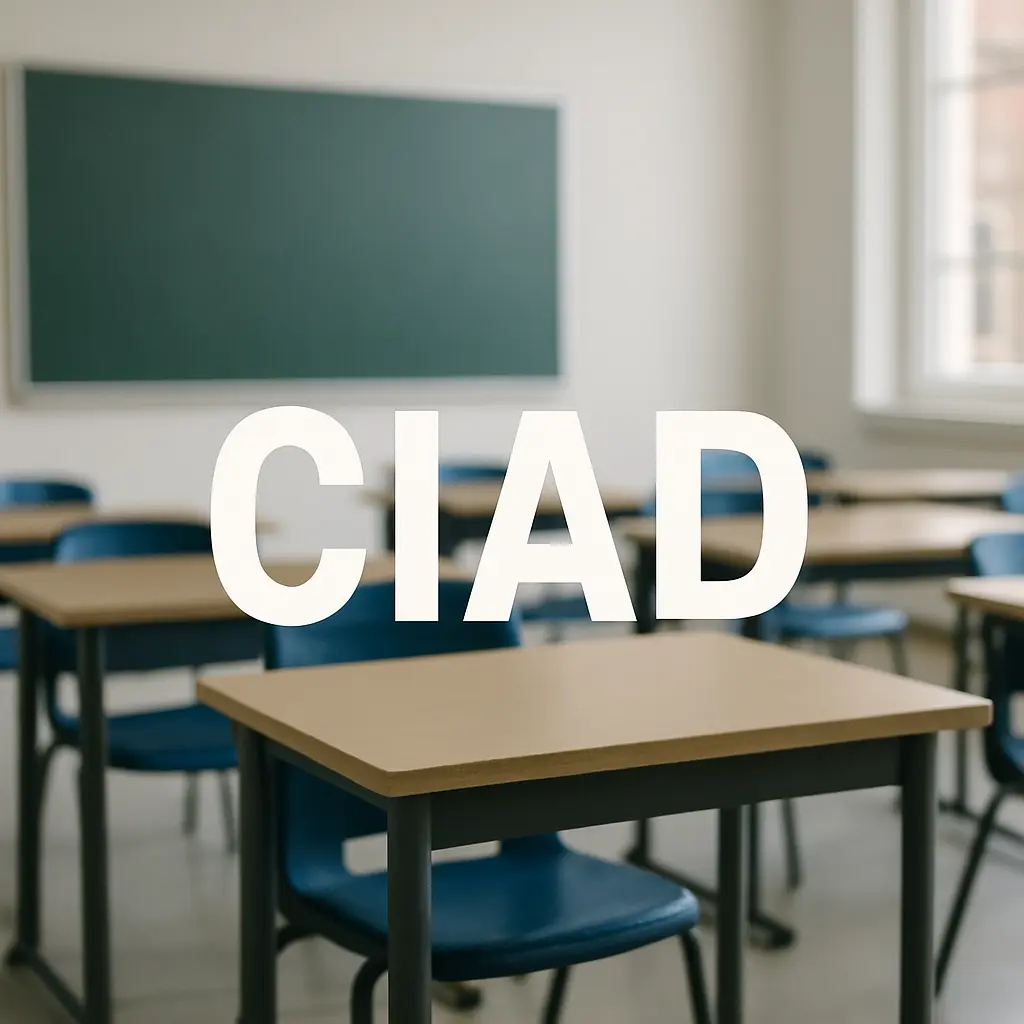 la scritta CIAD con sullo sfondo una classe vuota