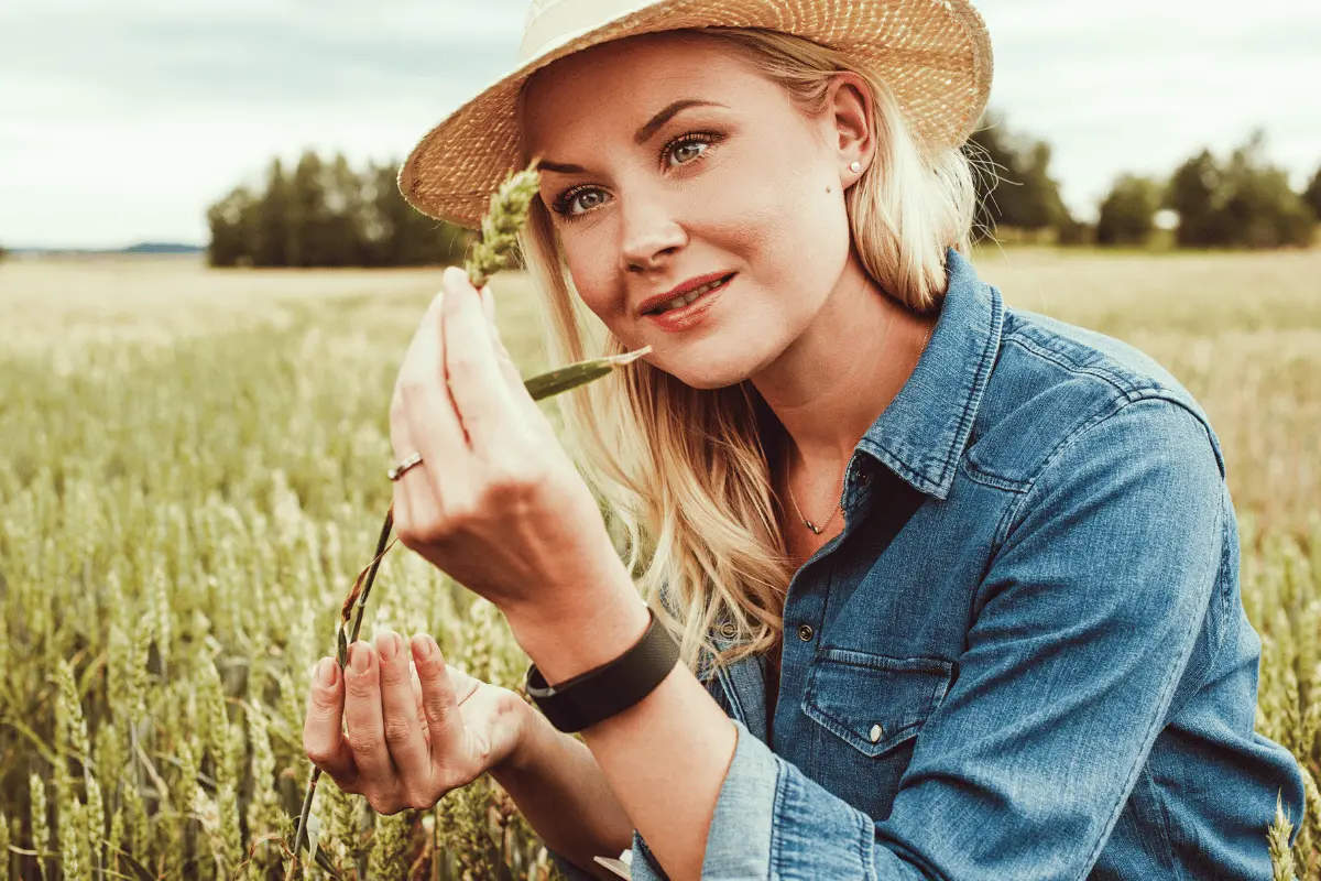 Operatore servzi agrari ATA al lavoro nei campi