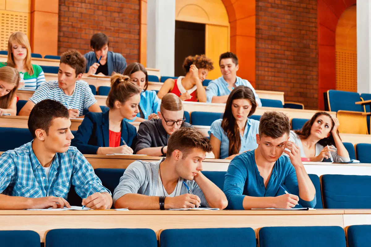 Aspiranti docenti durante il concorso a cattedra