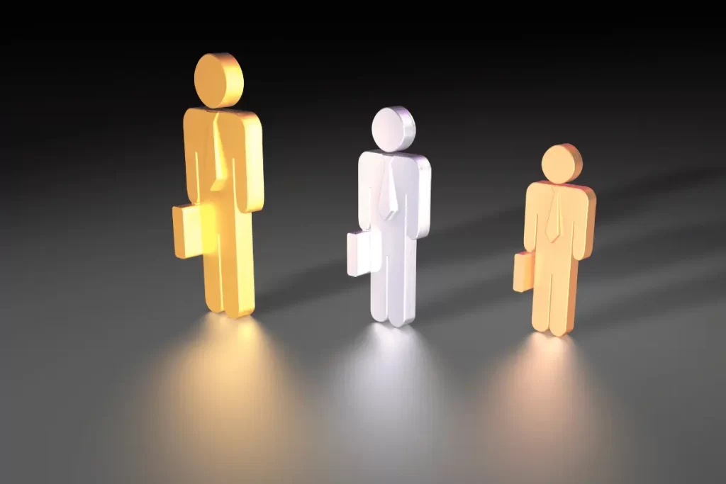 tre omini in fila come aspiranti docenti nelle Graduatorie GPS