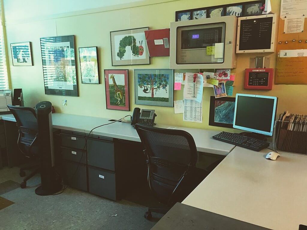 Foto della scrivania di un assistente amministrativo ATA che lavora nella segreteria di una scuola