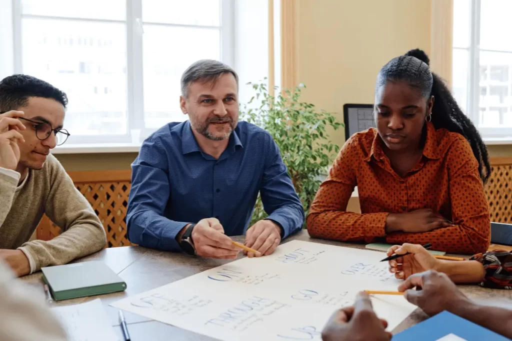 Docenti che discutono di una lezione