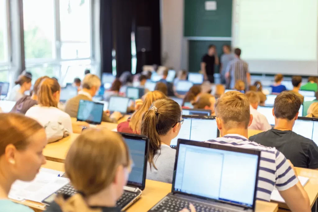 aspiranti docenti seguono un percorso abilitante da 30 CFU/CFA