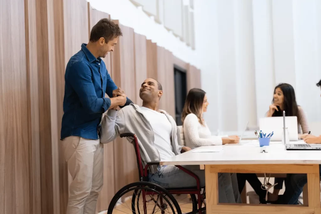 alunno disabile stringe la mano ad un docente di sostegno