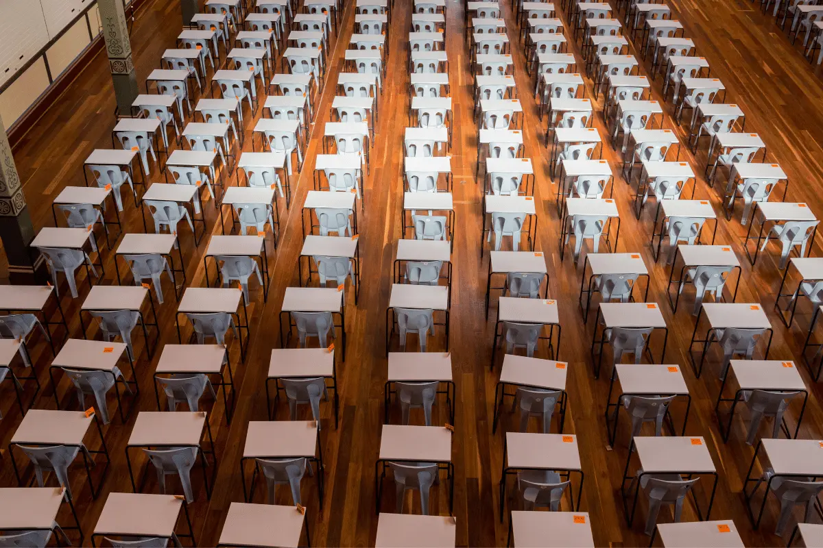 un'aula d'esame per la prova scritta vuota