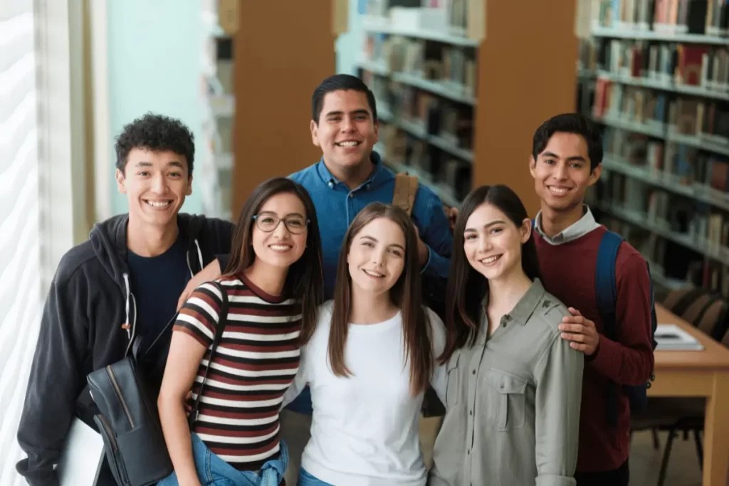 un gruppo di studenti universitari in biblioteca