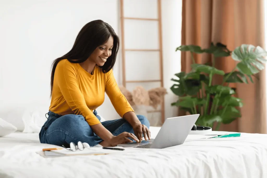 Assistente Amministrativo ATA che lavora al pc
