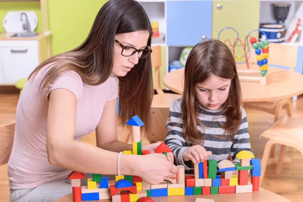 ASACOM che lavora a contatto con una bimba