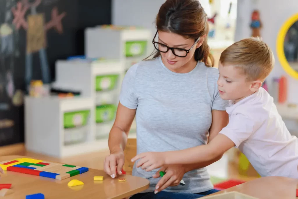 Insegnante di Sostegno con bambino a scuola
