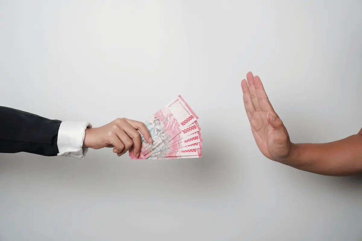 Mano che rifiuta soldi, segno di anticorruzione