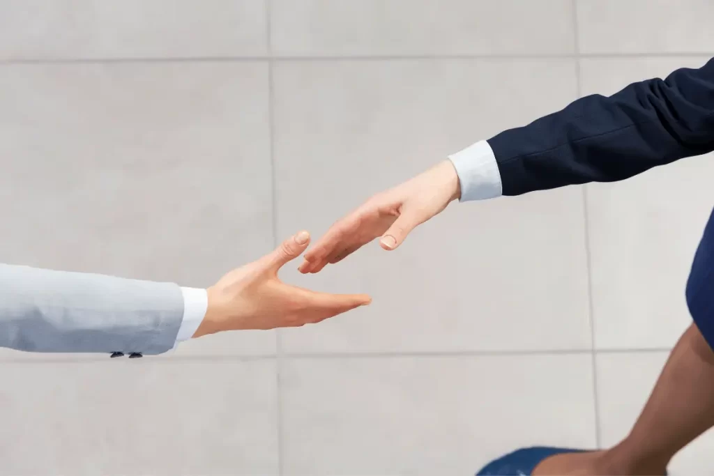 Due rappresentati del MIM e sindacato si stringono la mano