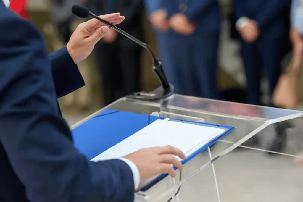 Sindacalista che legge