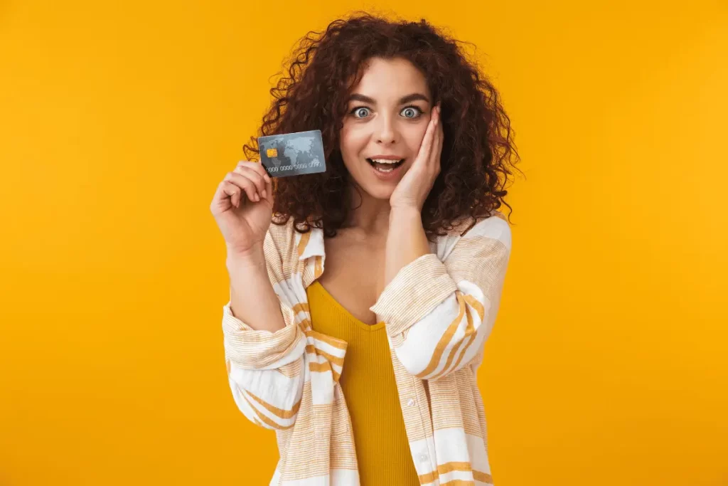 Docente felice con la sua Carta in mano