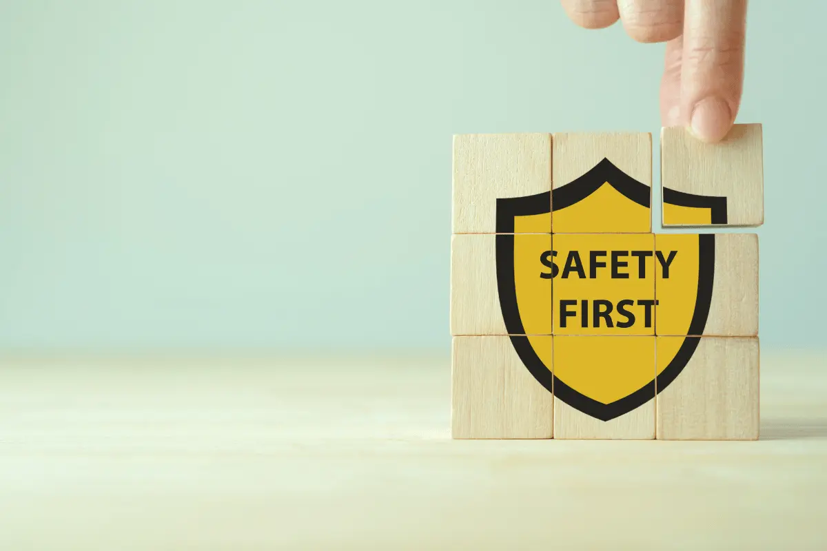 Cubo di legno con scritto la sicurezza prima di tutto