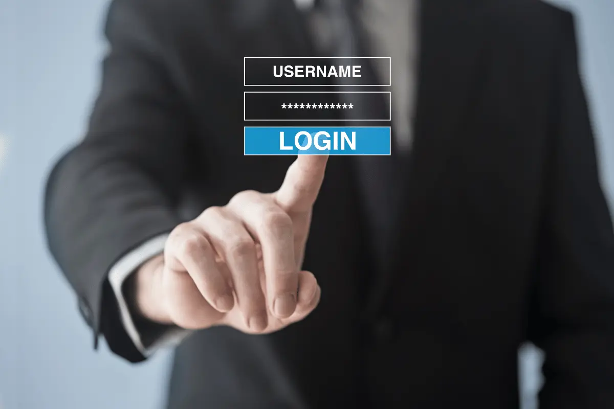 Docente che clicca su login