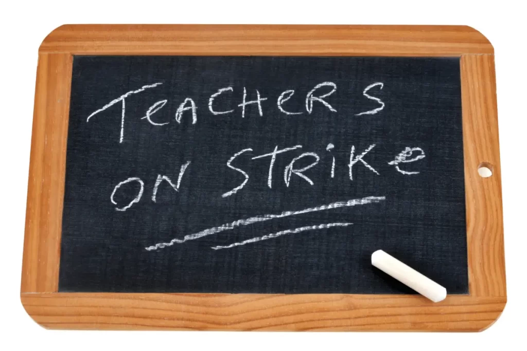 Lavagna con scritto docenti in sciopero