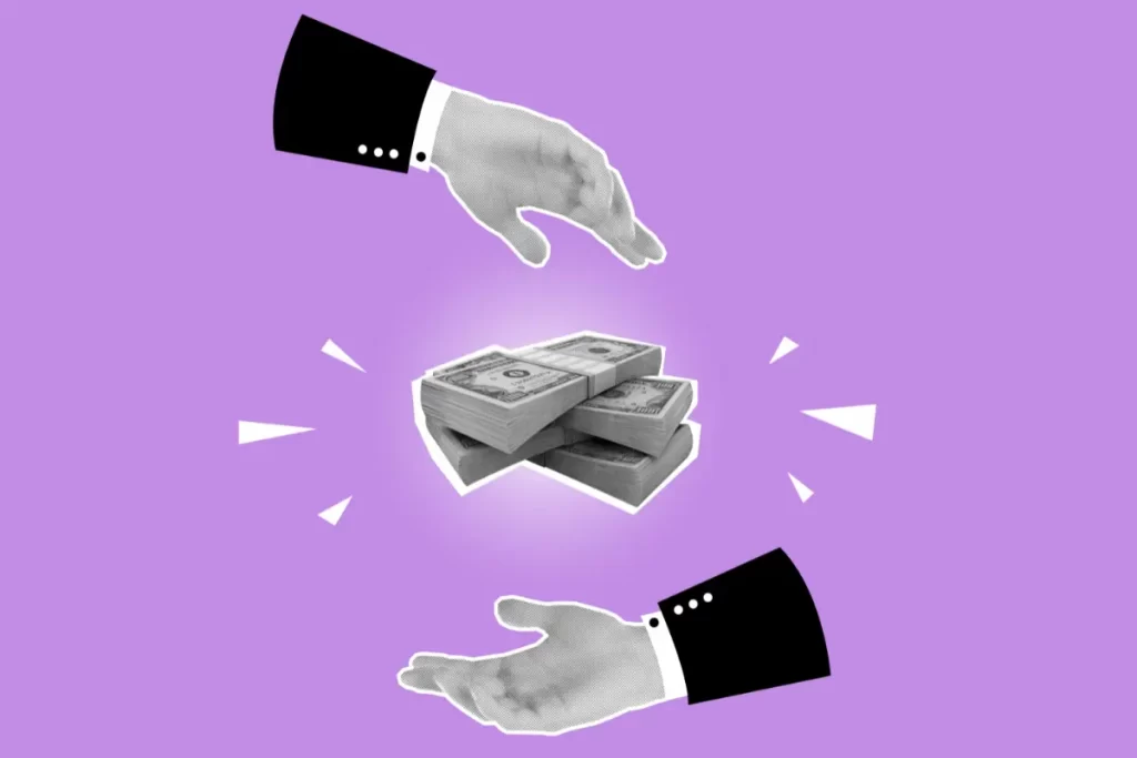 Due mani che si accingono a stringere un salario