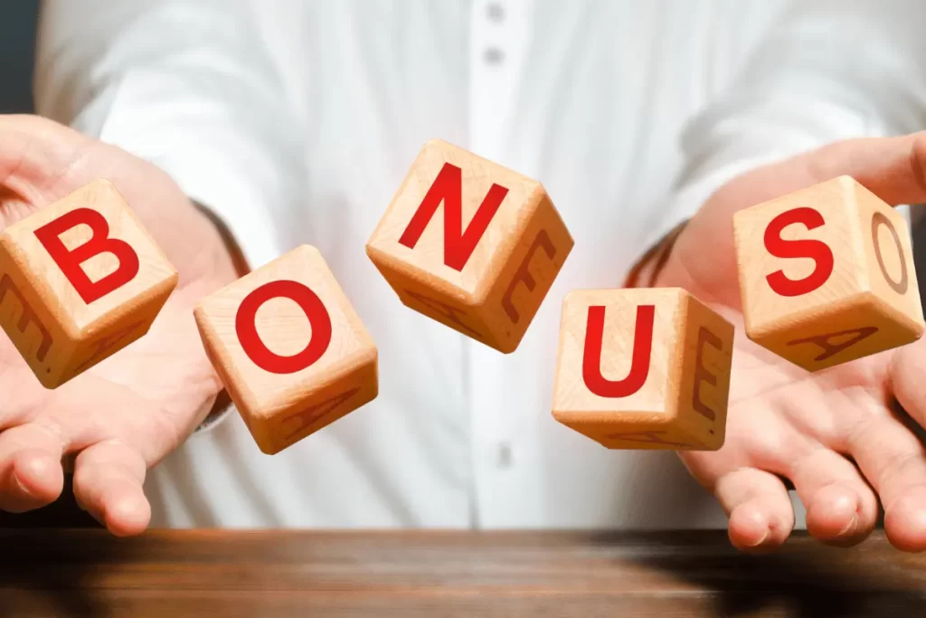 la scritta "bonus" su dei dati di legno