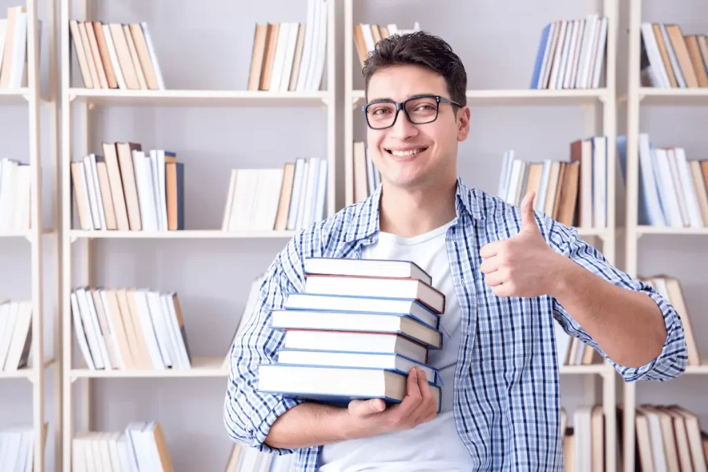 docente con in mano una pila di libri