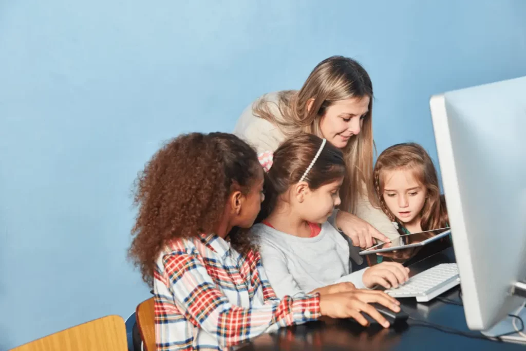 Una mamma consulta il registro elettronico Nuvola al pc insieme alle figlie