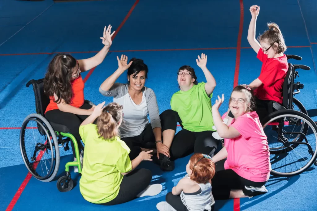 alcuni studenti con disabilità in palestra con una docente