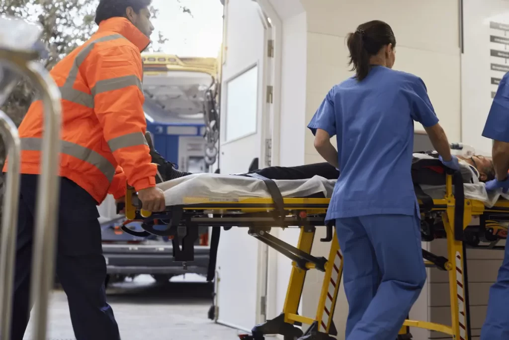 un ferito al Pronto soccorso in barella spinto da 2 infermieri