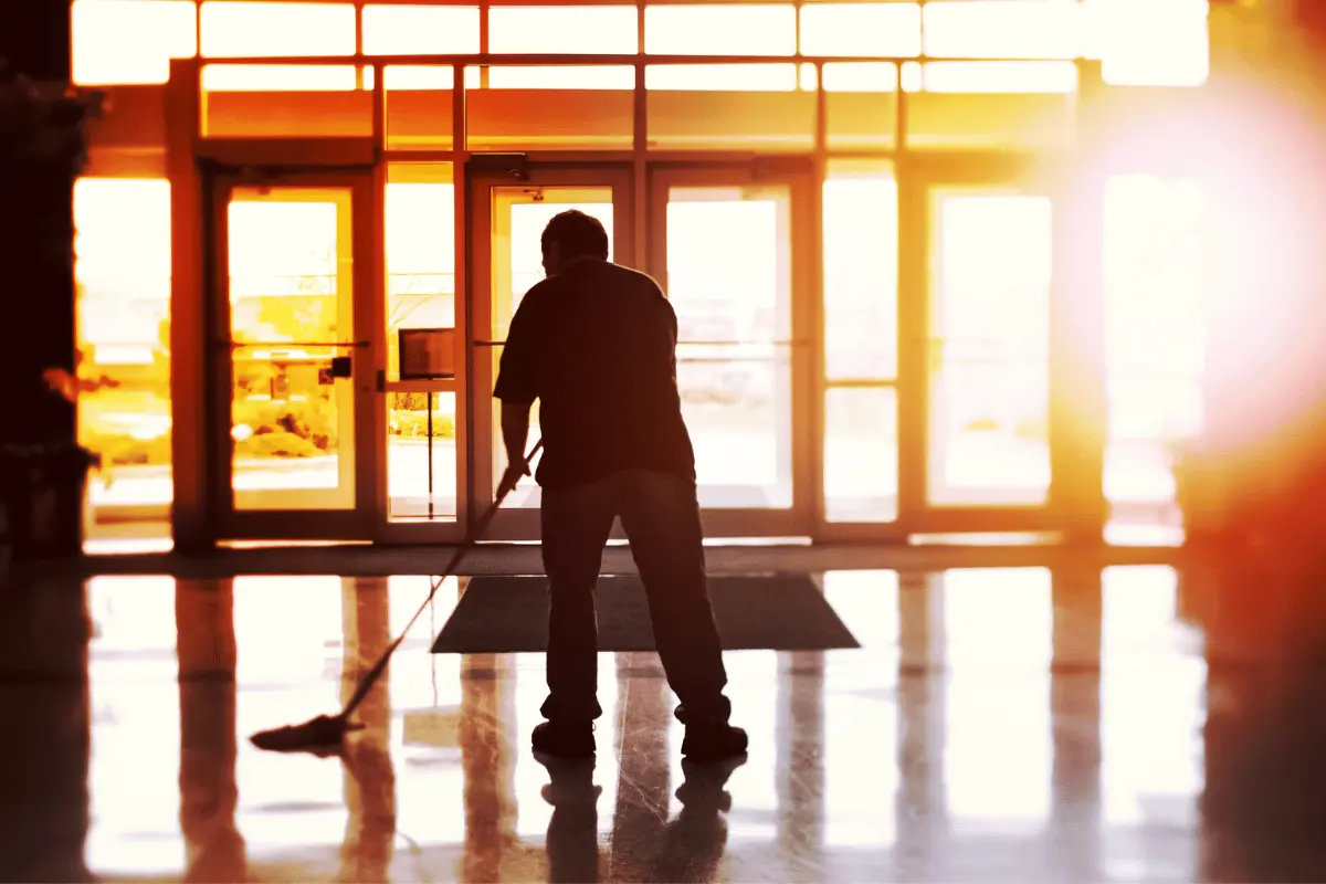 Collaboratore scolastico al lavoro