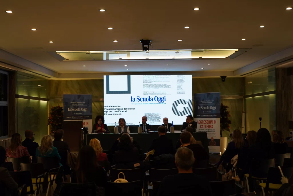 Aula con platea di partecipanti al dibattito Aggressioni in Cattedra