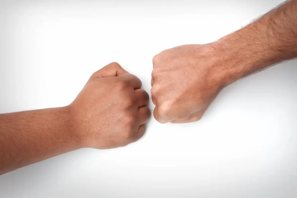 Due pugni che si scontrano