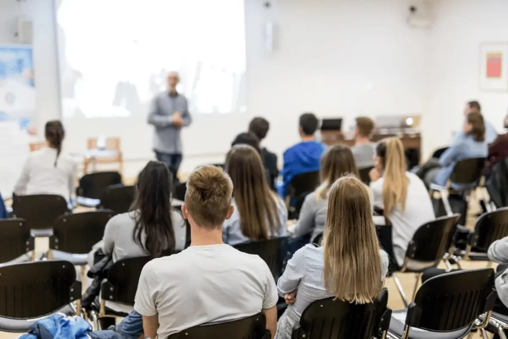 Docenti che fanno formazione in aula
