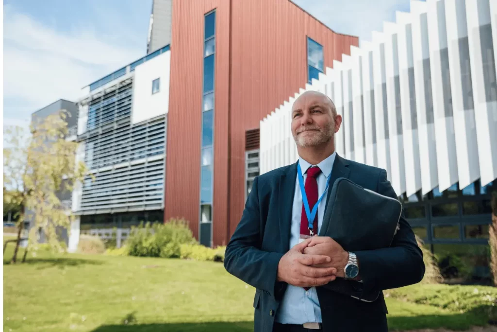 Dirigente scolastico a lavoro