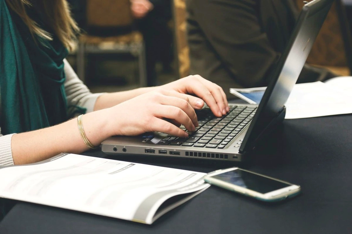 Collaboratore scolastico mentre segue un corso online per una certificazione informatica per aumentare il punteggio ATA