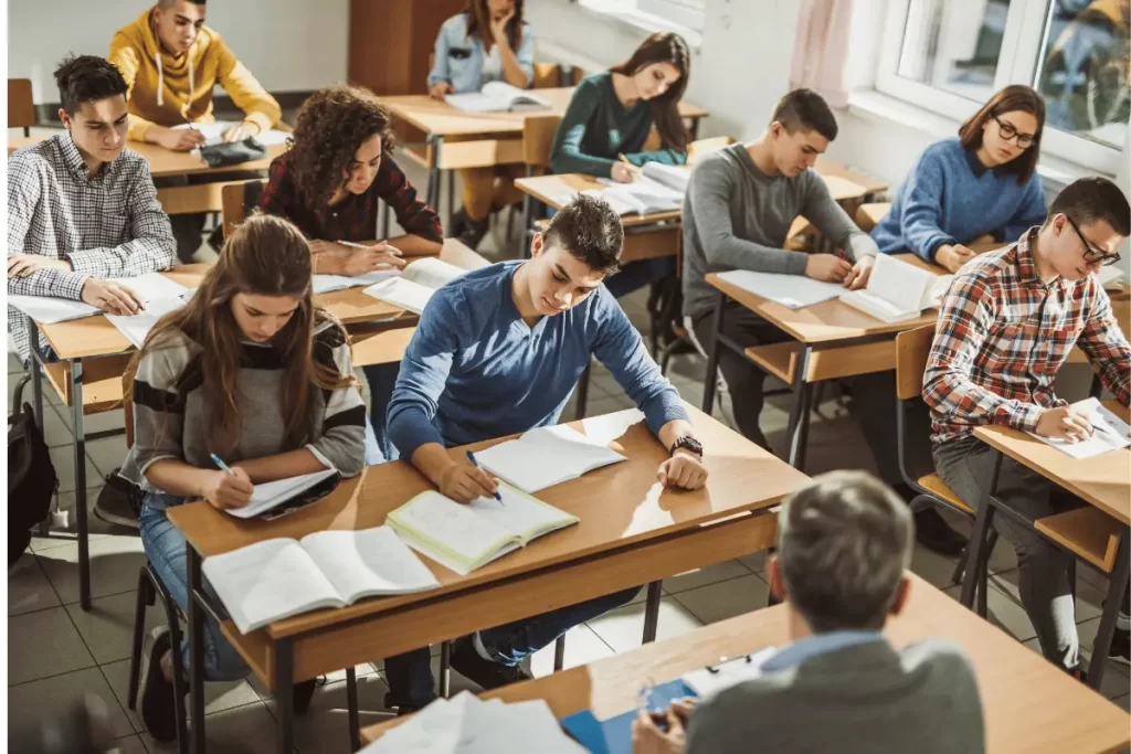 Aspiranti che sostengono una prova scritta