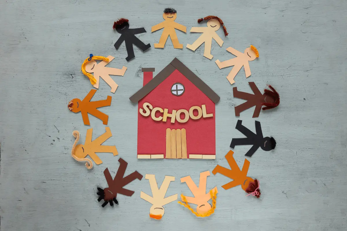 Scuola al centro di tanti bambini stranieri
