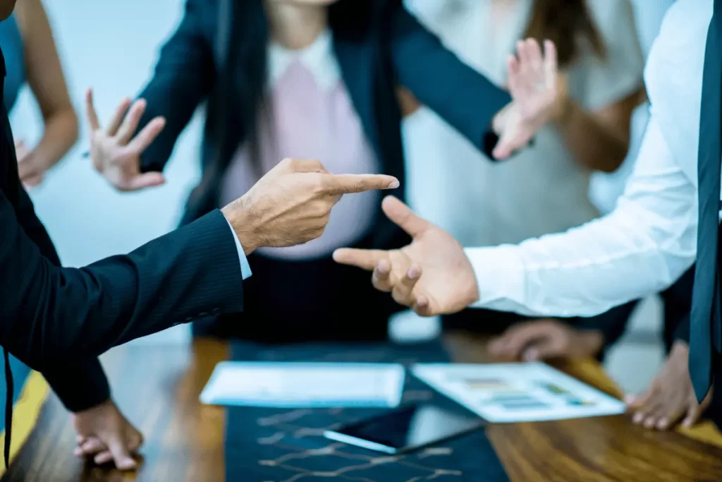 Due persone che litigano