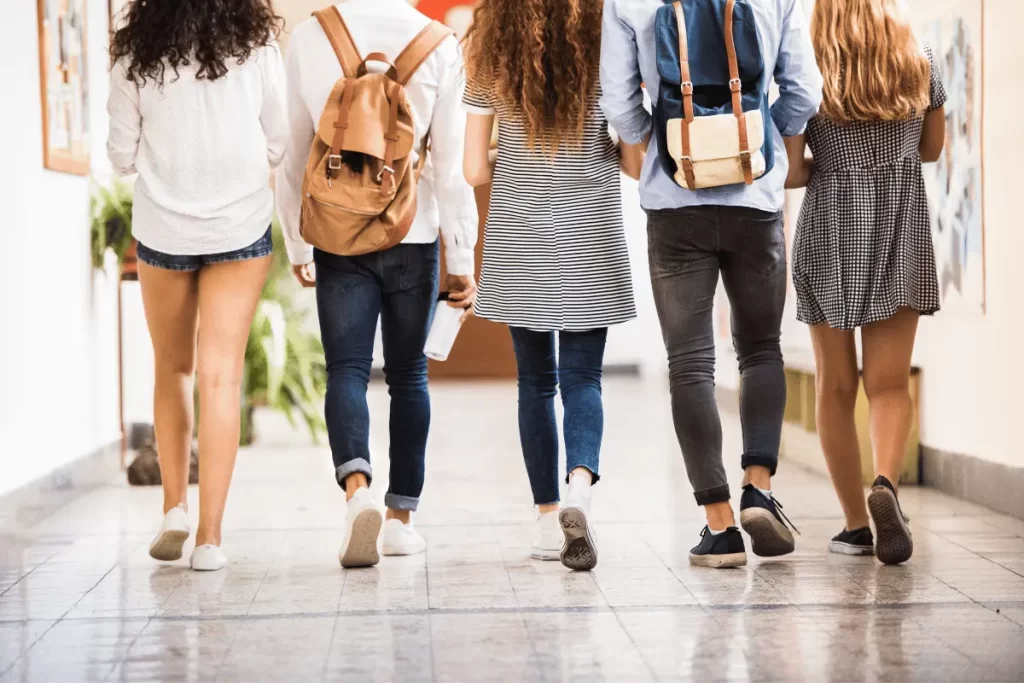 alcuni aspiranti docenti in corridoio di spalle