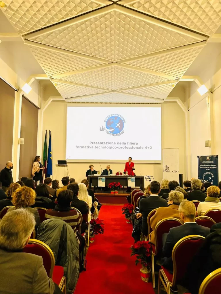 un momento dell'incontro: pubblico e relatori