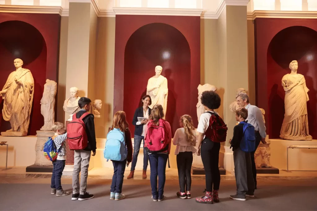 scolaresca con docente in visita in un museo