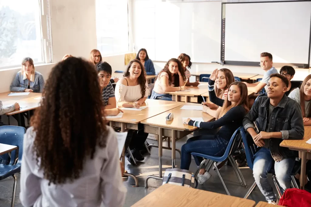 docente in classe con gli alunni durante una lezione