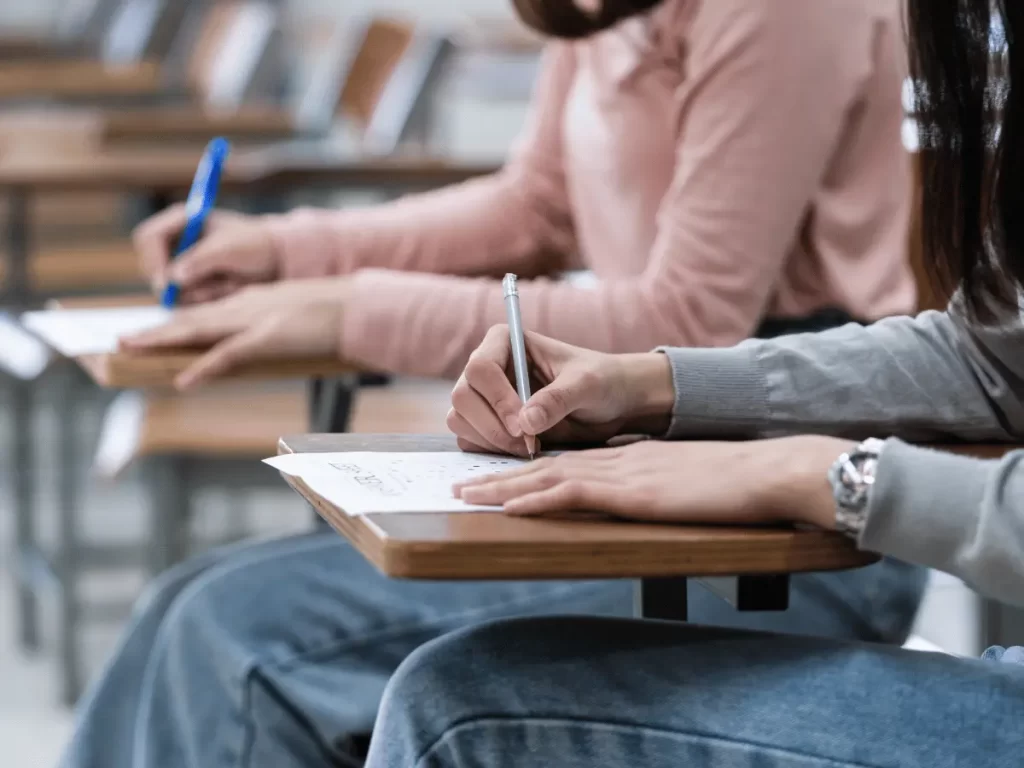 Studenti che affrontano l'esame di stato del primo ciclo