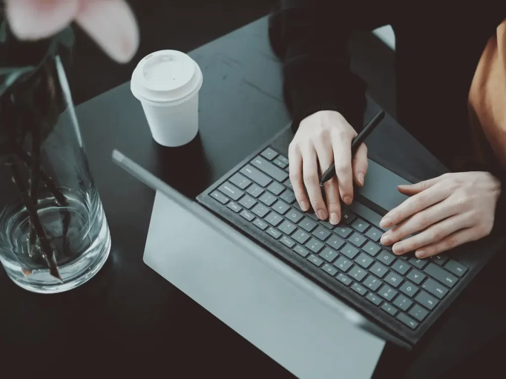 Dirigente scolastico al computer da casa