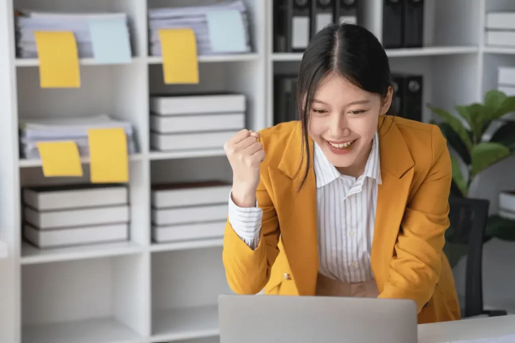 aspirante ATA esulta dopo aver conseguito la CIAD