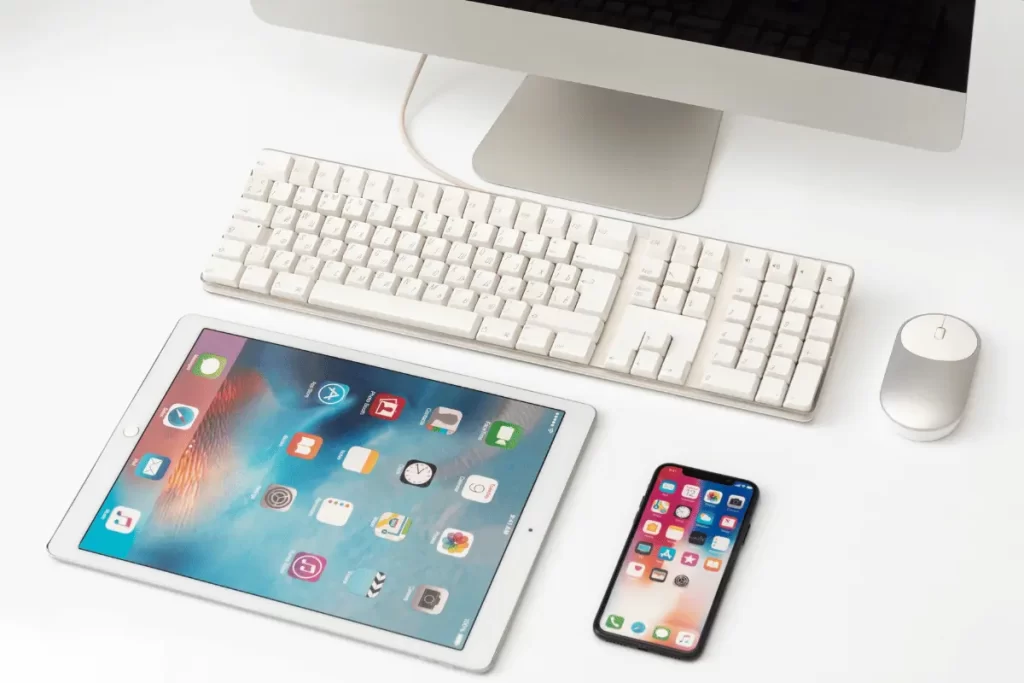 pc, tastiera, mouse, tablet e cellulare