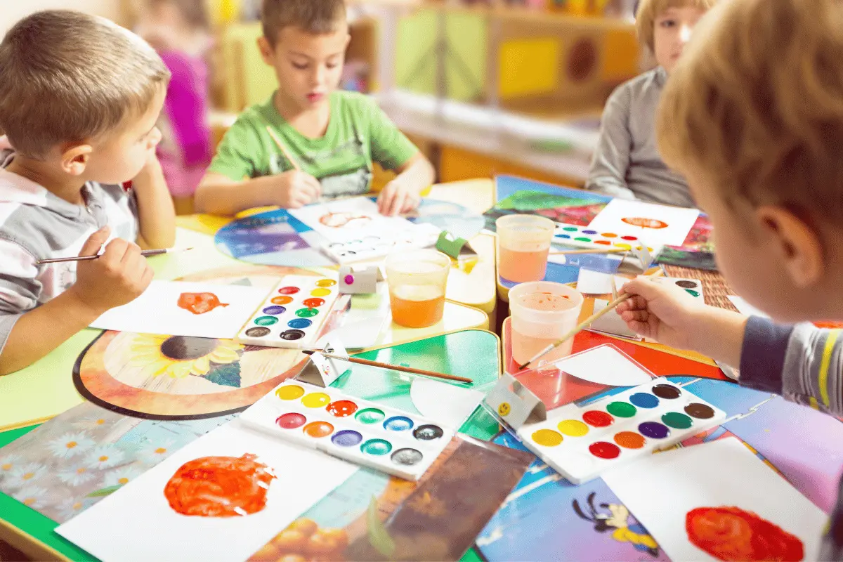 alcuni bambini mentre colorano nella scuola dell'Infanzia