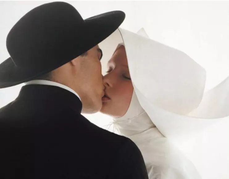 Il bacio tra prete e suora di Toscani