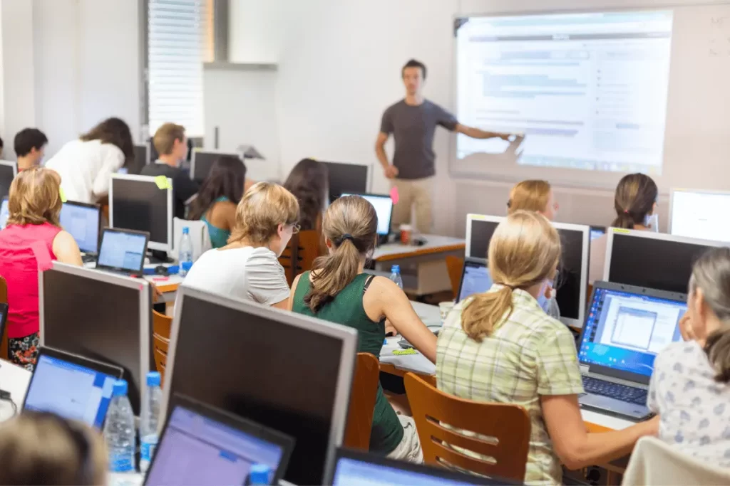 aspiranti docenti durante una lezione di un percorso da 60 CFU